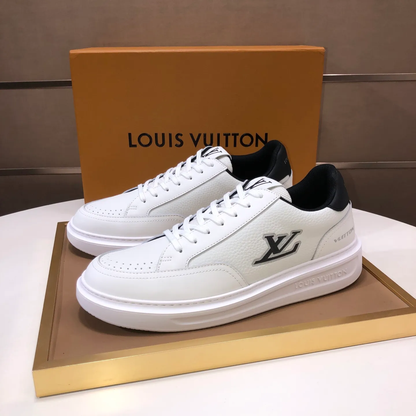 Factory batch 640💰original development, quality shipment, welcome to compare - LV sneaker series sports shoes introduce the loose silhouette of the ready-to-wear series into the spring and summer men's wear shows and make an eye-catching appearance. The cow leather upper is combined with rough fabric laces, and colorful beading highlights the brand's classic elements. LV letters mark the tongue and Monogram floral outsole. Mixed materials Made of top-grain cowhide, thick shoelace design, large Monogram print on the side, mesh lining and cotton feet, the comfort is as extreme as ever, premium heritage, quality first, worth owning! Size: Men’s 38-45 (45 is custom-made and cannot be returned or exchanged)